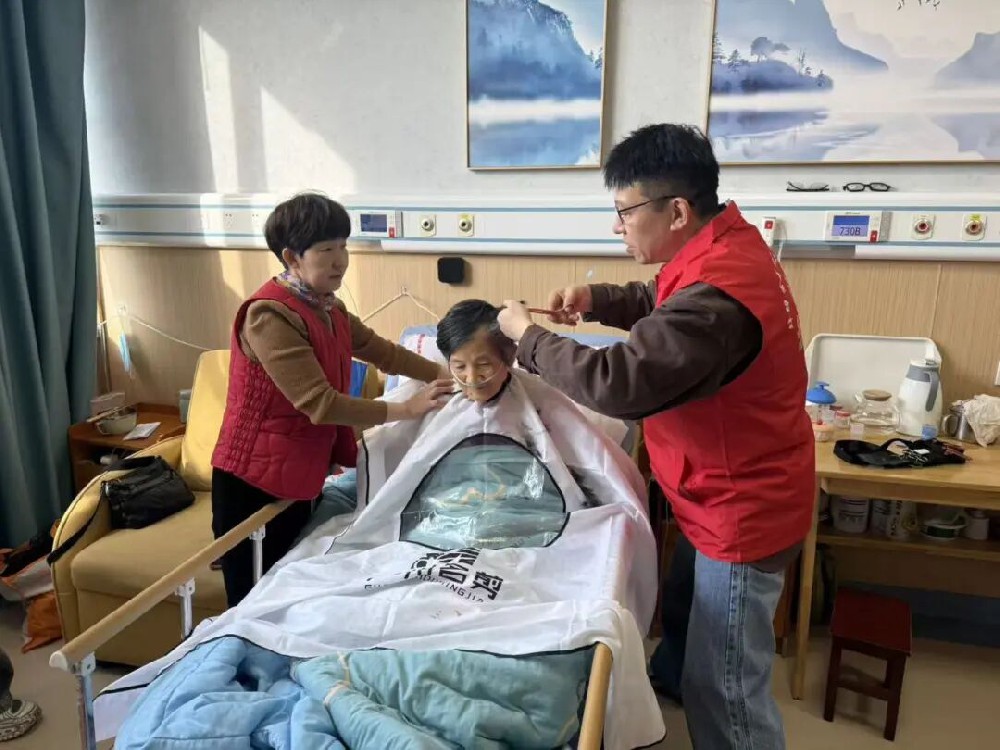 爱心剪刀，传递温暖 | “我们·长友理”走进二院康养中心，让爱从“头”开始