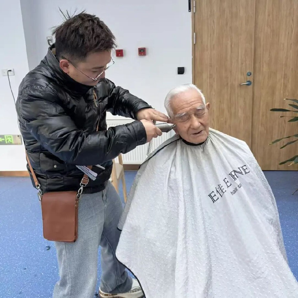 一把剪刀传温情，敬老院里暖意浓