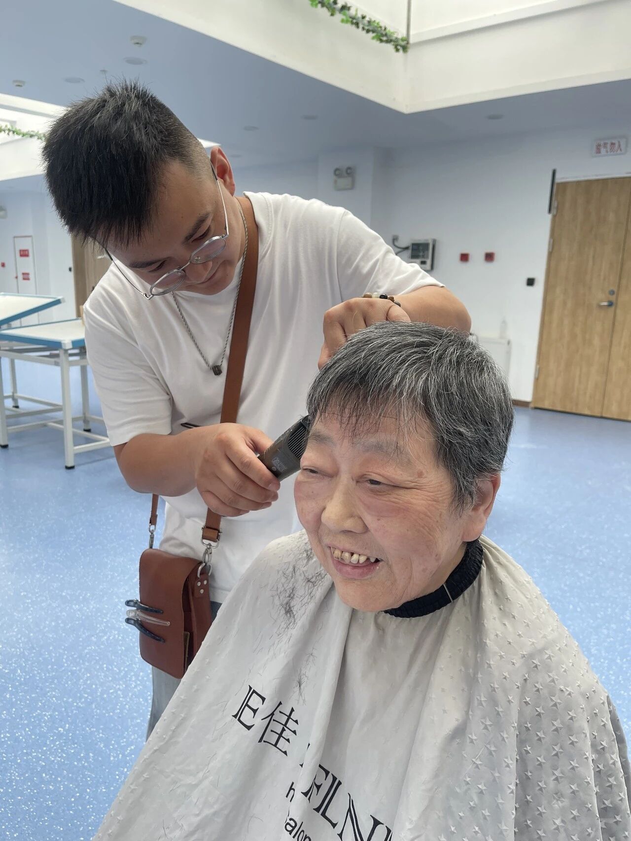 爱心义剪暖桑榆｜“我们·长友理”社区公益联盟 E佳造型走进老年康复医院