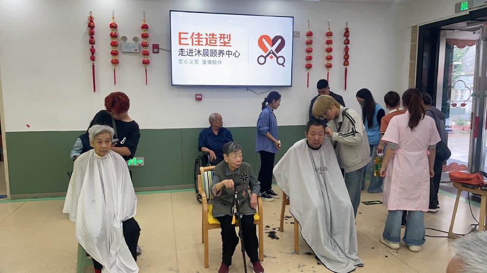 情暖国庆爱在重阳丨 “我们·长友理”社区公益联盟开展敬老爱心义剪志愿服务
