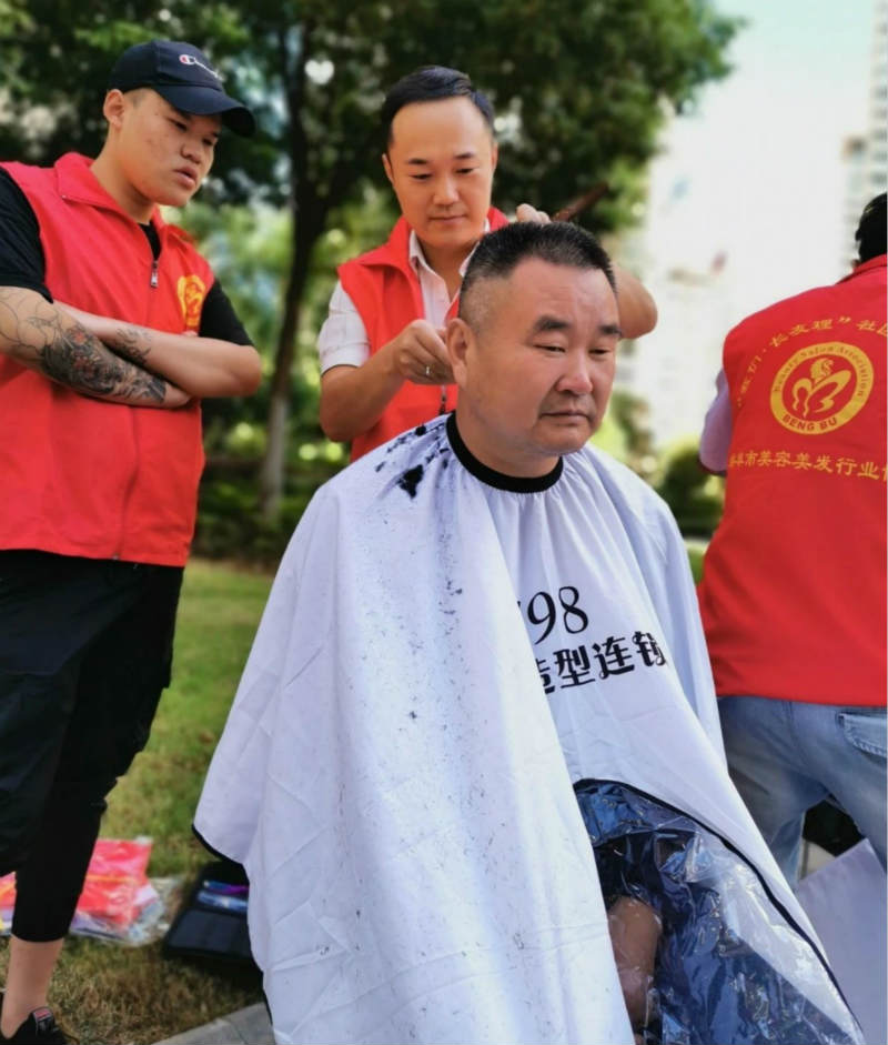 社区公益联盟在瀚林银座西区新时代文明实践站开展公益免费理发活动