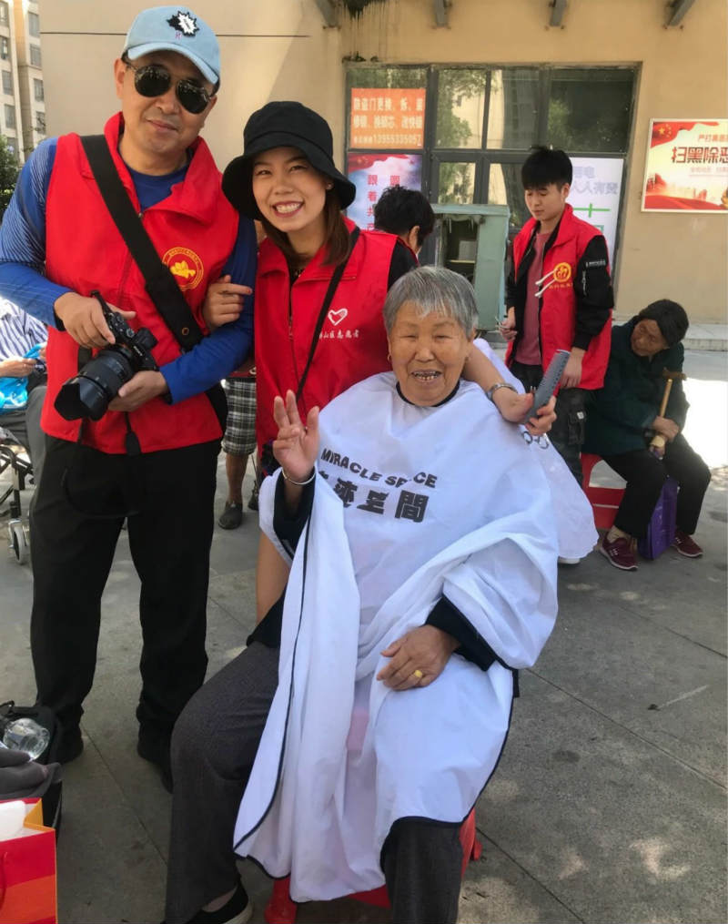 社区公益联盟在陶店家园北苑广场新时代文明实践站开展公益免费理发活动