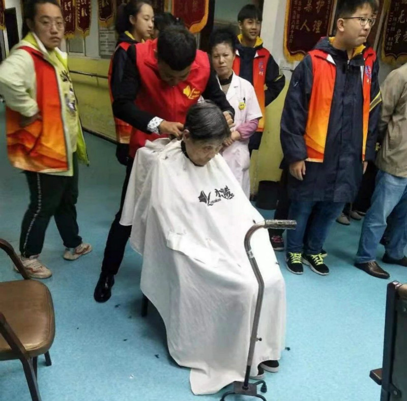 情暖重阳节丨社区公益联盟在祥和老年公寓开展公益免费理发活动