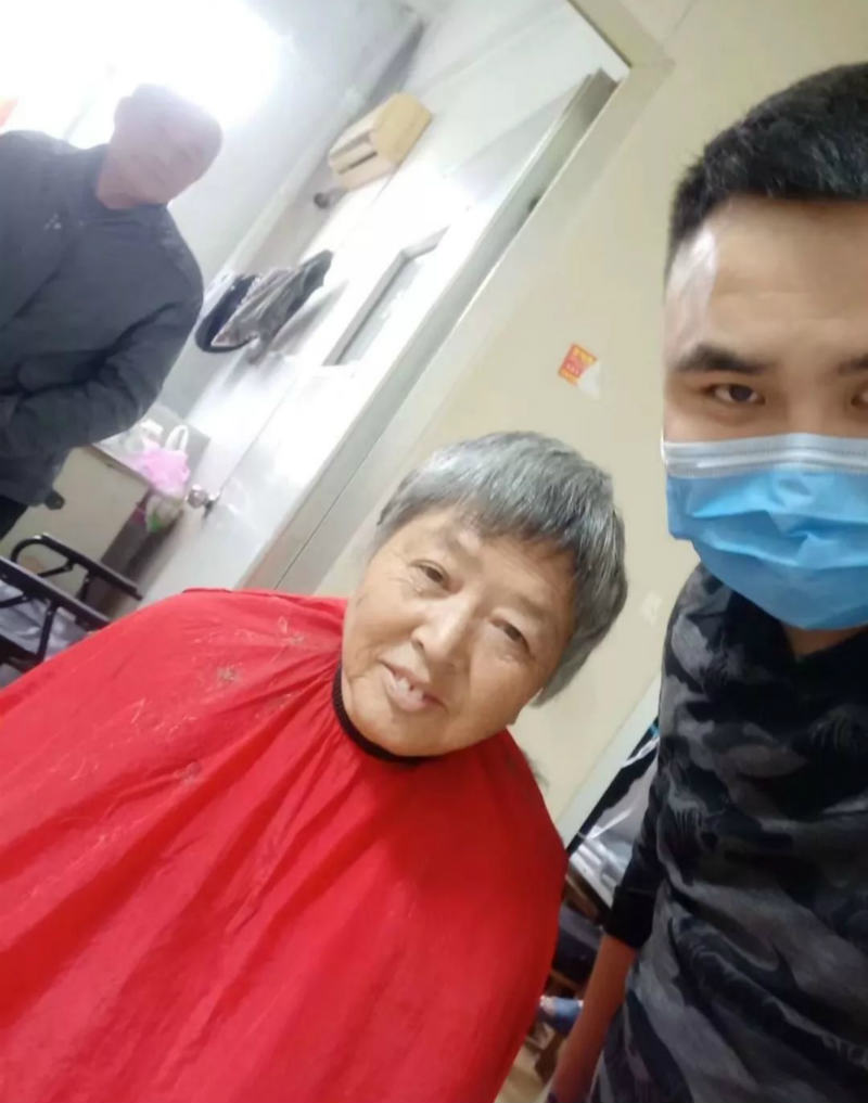 社区公益联盟在蚌埠铁路二院新时代文明实践站开展公益免费理发活动
