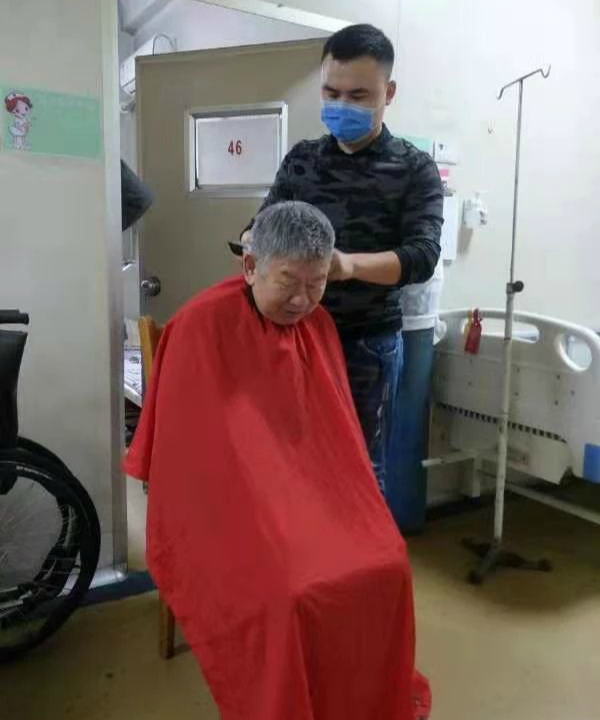 社区公益联盟在蚌埠铁路二院新时代文明实践站开展公益免费理发活动