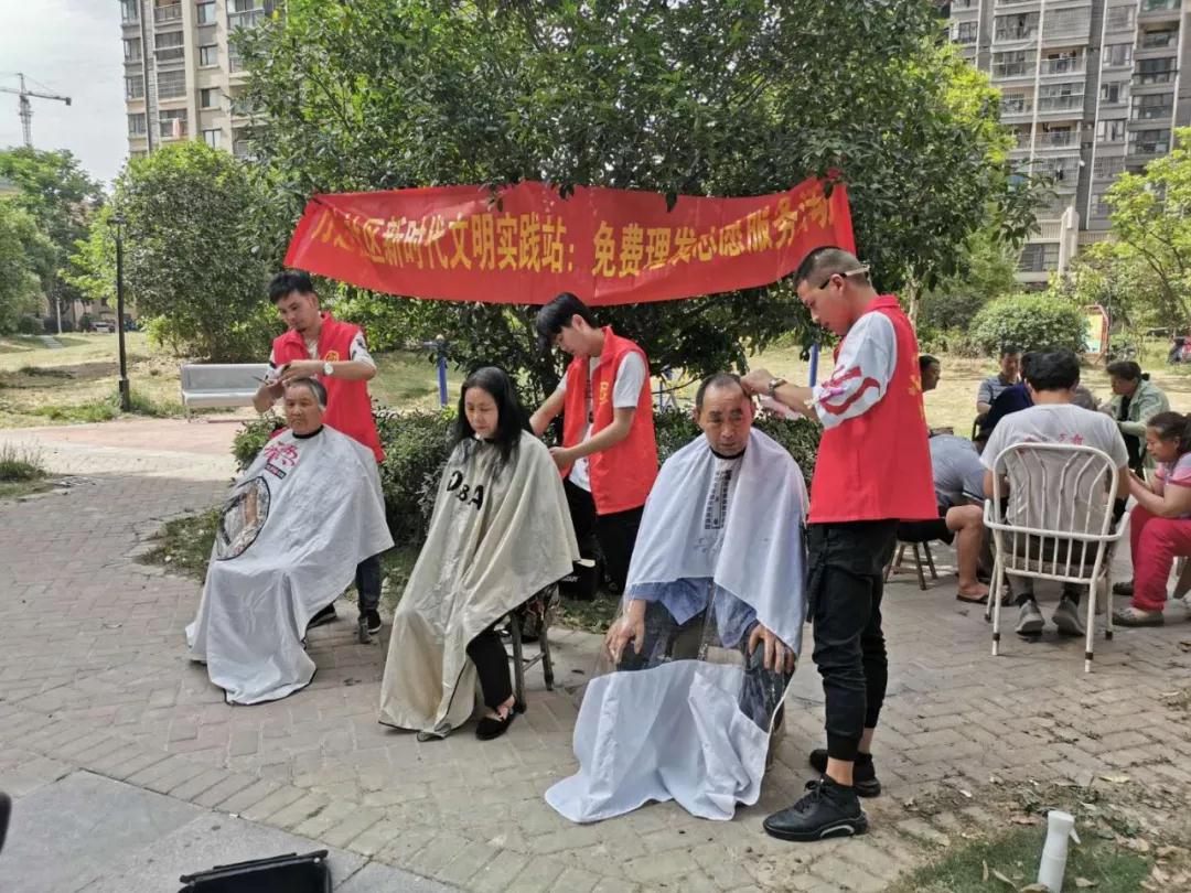 “我们 长友理”社区公益联盟在万达悦府D区免费为老人理发活动