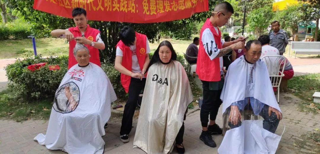 “我们 长友理”社区公益联盟在万达悦府D区免费为老人理发活动
