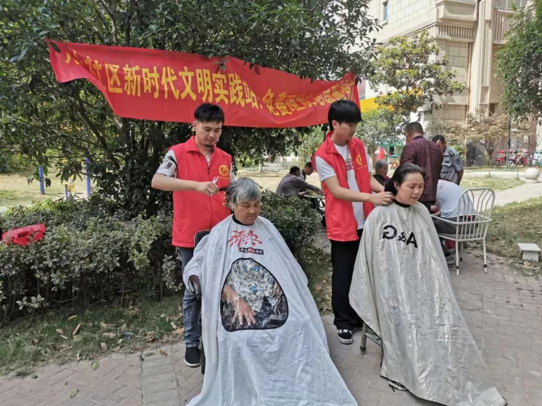 “我们 长友理”社区公益联盟在万达悦府D区免费为老人理发活动